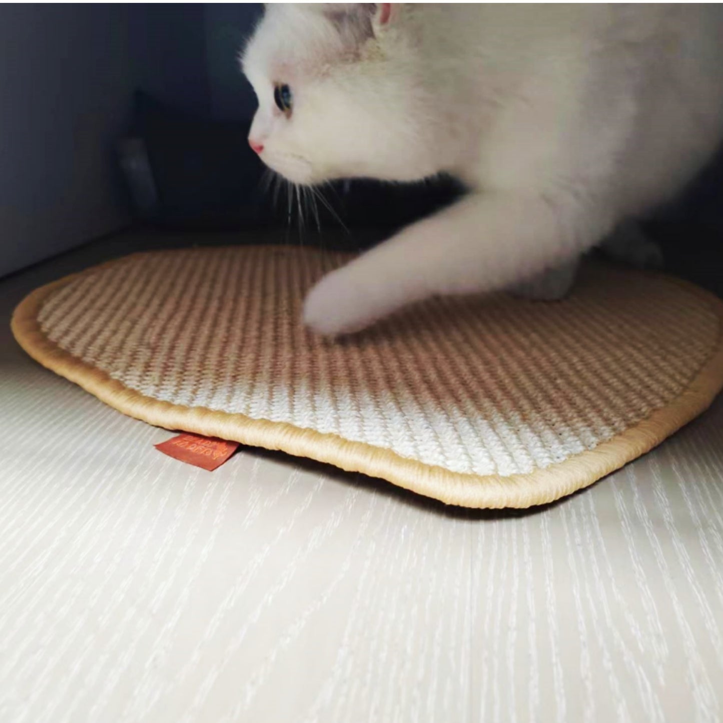 Heart-shaped Sisal Cat Scratching Board, Aesthetically Pleasing, Wear-resistant and Slip-proof, Comfortable Scratching Experience without Hurting Claws